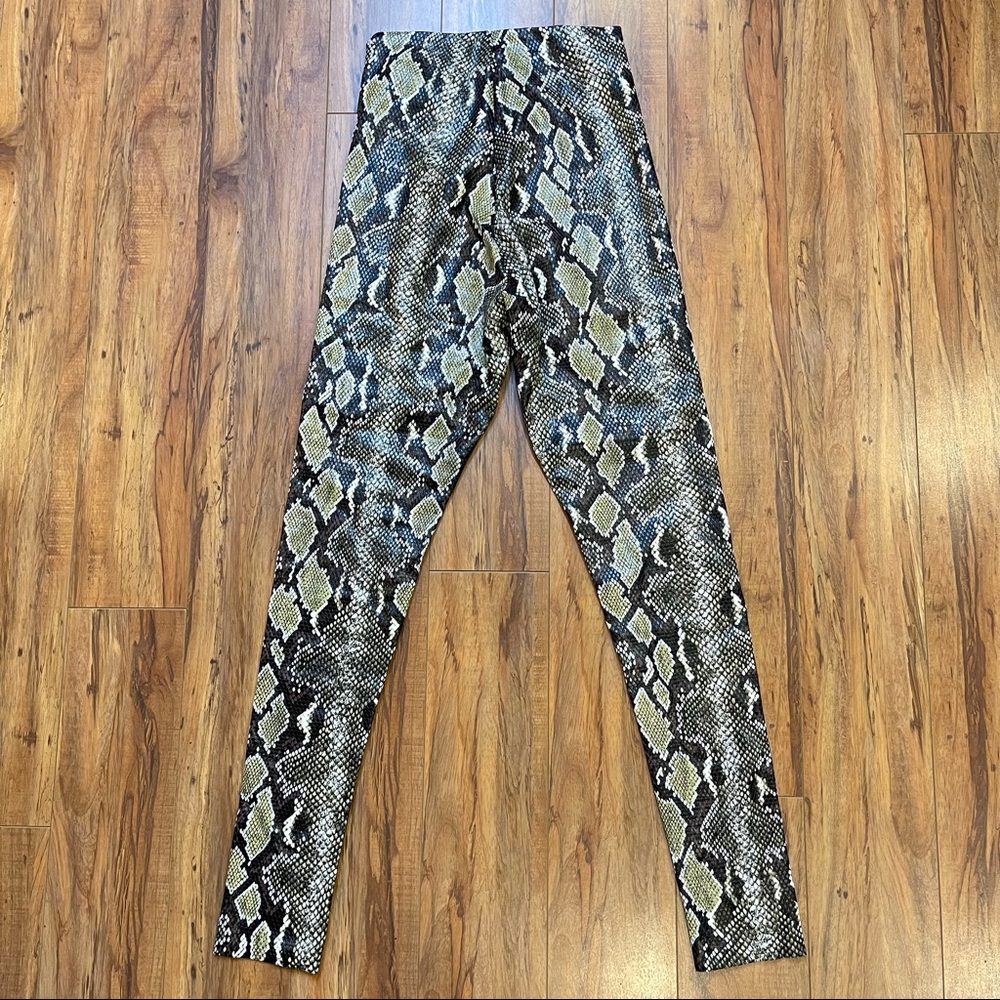 Commando Snake Print Leggings in Black, Gray & Yellow - Picture 6 of 16